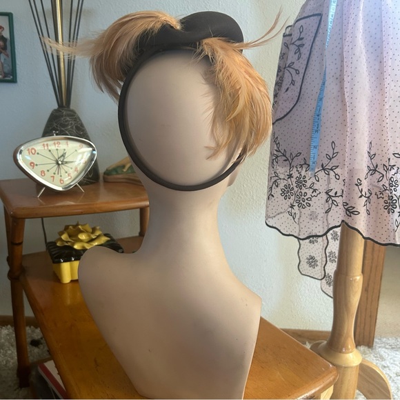 Vintage 1940s Hat l Brown Tilt l Feather l Burlesque Cocktail Costume l 40s - Picture 3 of 8